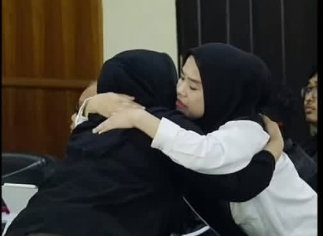 Momen terdakwa korupsi Novin Karmila tengah memeluk putrinya. [Instagram]